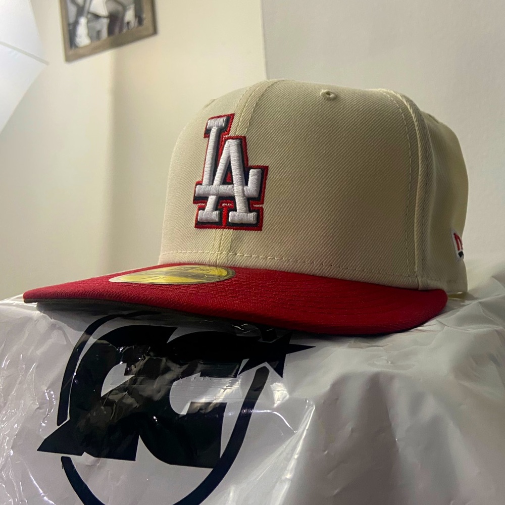 59fifty fitted cap. Size is 7, 3/8
